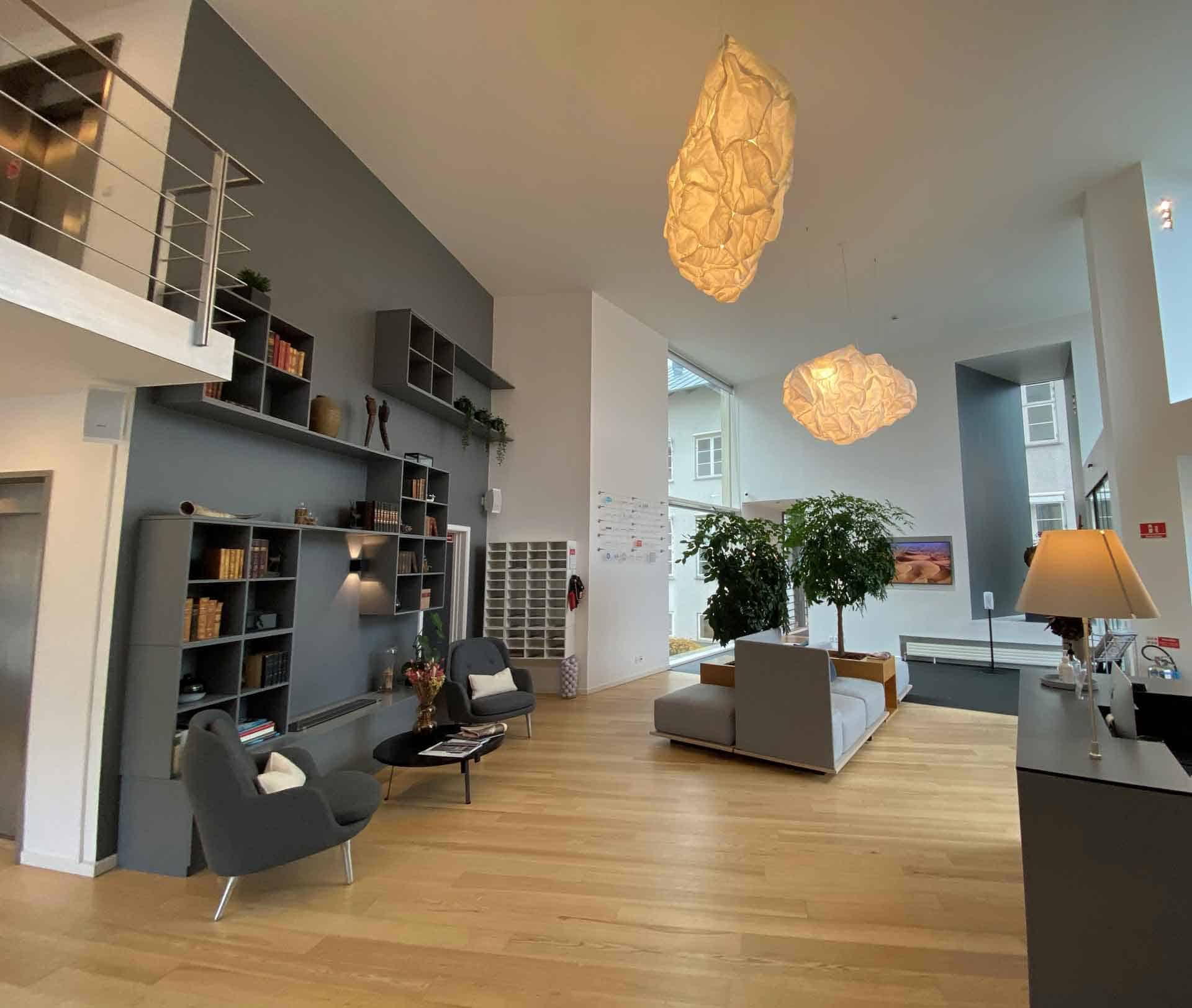 Stue med forskellige farver malet på væggene